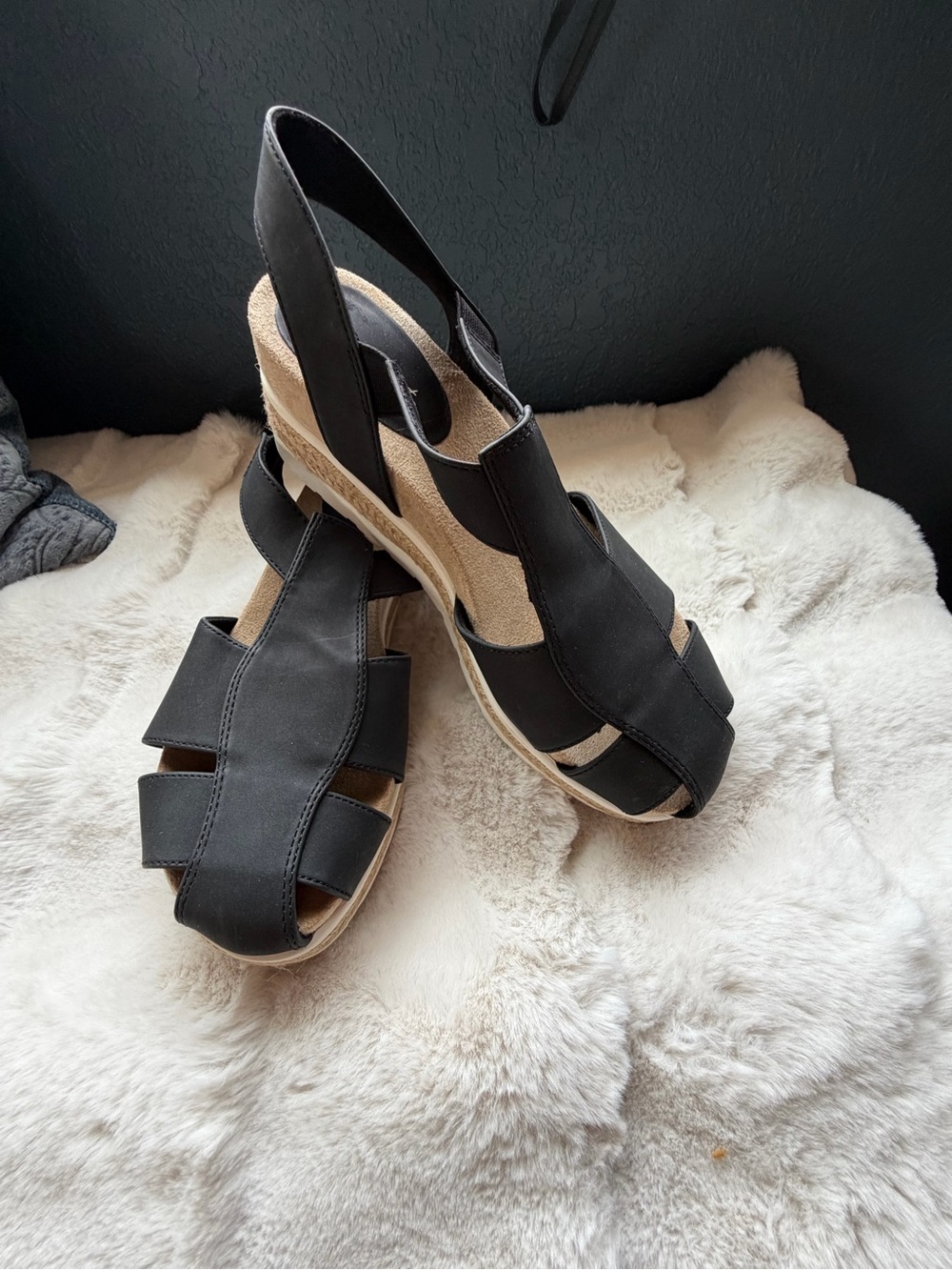 NWOT Easy Street Black closed Toe Strappy Women's Sandals - Size 8.5M
